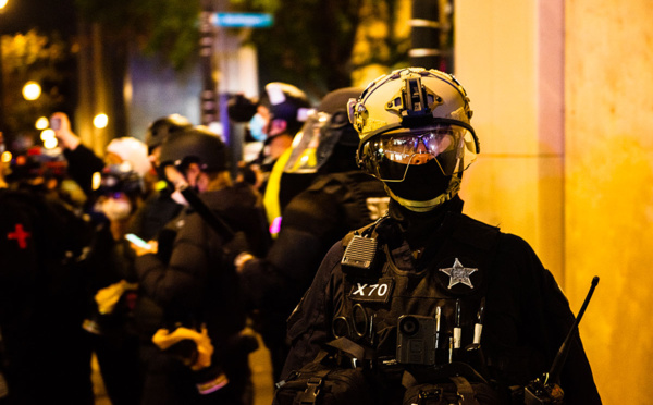 Etats-Unis: les forces de l'ordre en action contre des manifestants à Portland