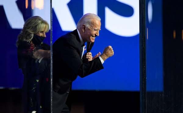 Virus: Biden ouvre une cellule de crise, nouvelles restrictions en Europe