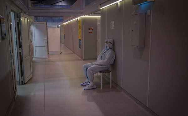 Covid-19: en attendant un vaccin, les systèmes de santé à l'épreuve