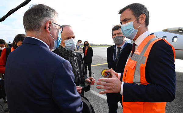 Covid-19: les courbes se stabilisent, le gouvernement confronté aux questions sur Noël