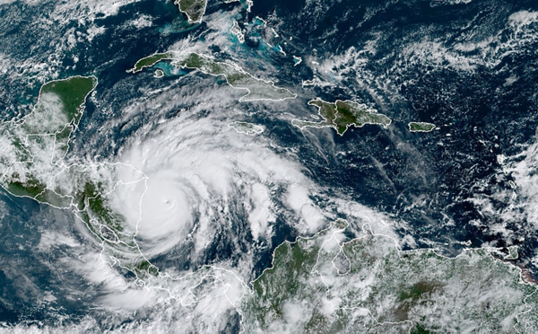 L'ouragan Iota se renforce en catégorie 5