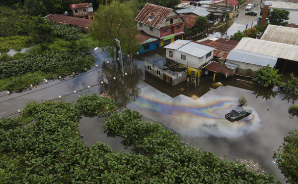 La tempête tropicale Iota, qui a fait dix morts, entre au Salvador