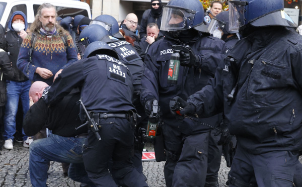 A Berlin, la police tente de disperser une manifestation d'"anti-masques"