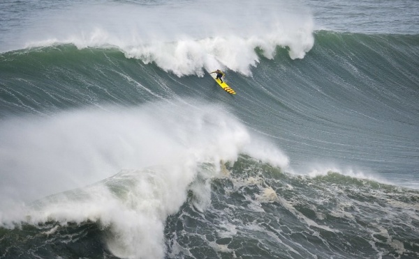 Le surfeur Hawaïen Garrett McNamara en quête d'un nouveau record au Portugal 