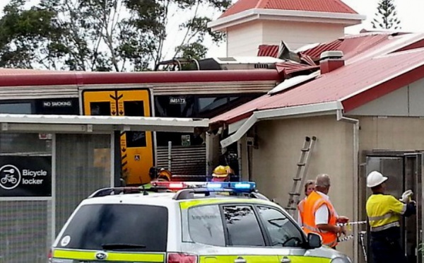 Un train entre… dans la gare