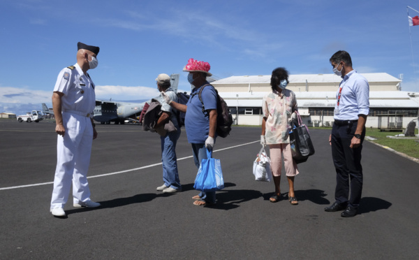 Trois Polynésiens rapatriés des îles Cook