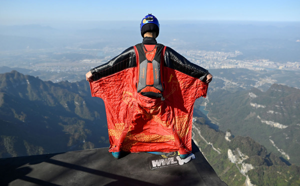 Sport extrême: le grand bond dans le vide du "Batman chinois"