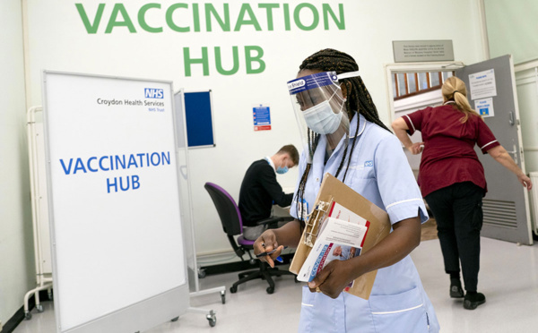 Virus: vaccination lancée au Royaume-Uni, 20 millions de cas en Europe