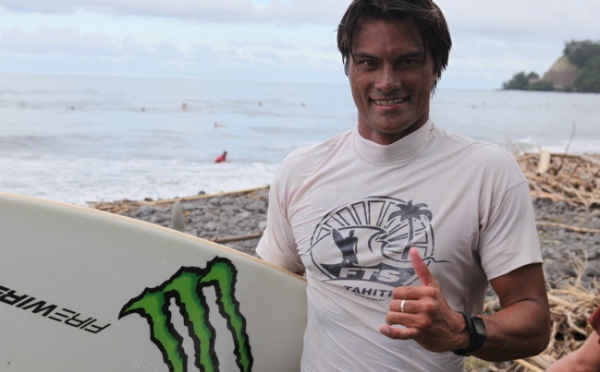 Surf Tahiti Master tour : Hira Teriinatoofa devant Michel Bourez