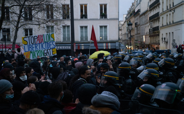 Dans la manifestation parisienne, avec les gendarmes mobiles au cœur de la tactique "anti-casseurs"