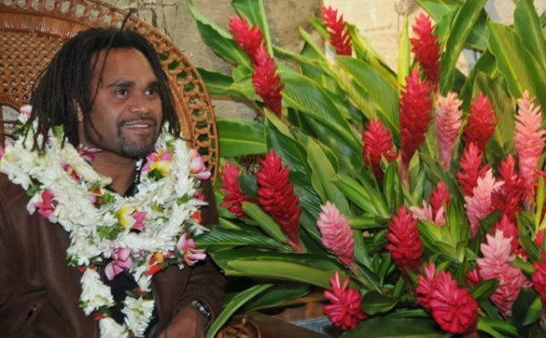 Arrivée de Christian Karembeu ce matin à l'aéroport de Tahiti Faa'a