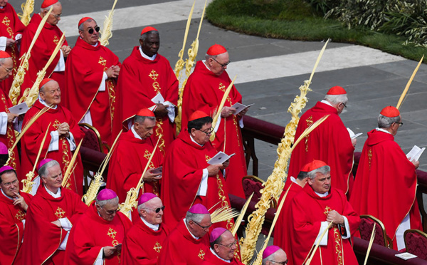 Deux cardinaux dans l'entourage du pape positifs au Covid-19