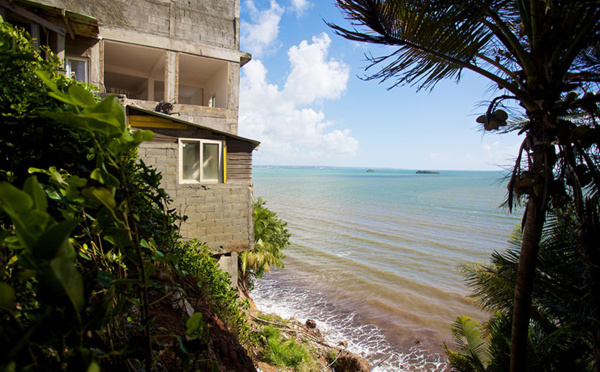 En Guadeloupe, des habitants délogés de la côte rongée par l'érosion