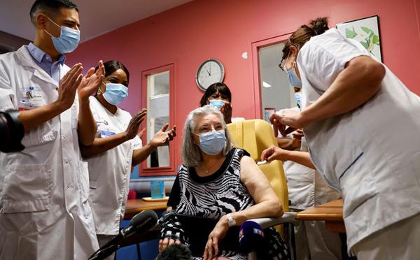 Covid-19: la campagne de vaccination française est lancée