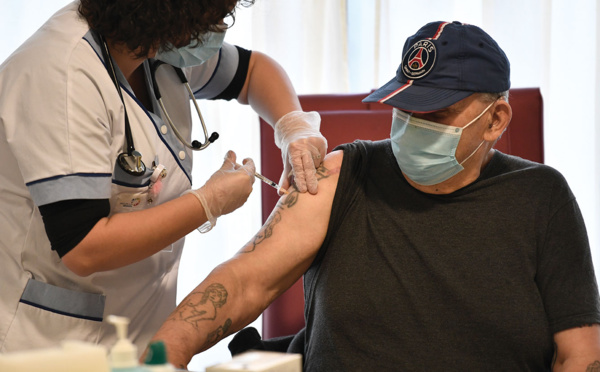 Covid-19: l'Académie de médecine dénonce le démarrage "très lent" de la vaccination