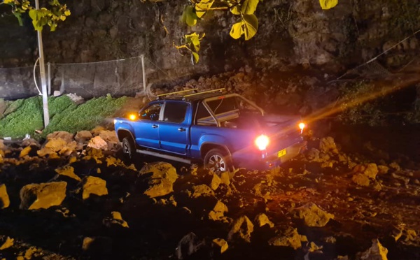 ​Un 4x4 surpris par l'éboulement d'une paroi rocheuse à Orofara