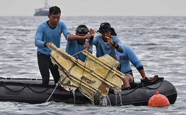 Boeing disparu en Indonésie: des débris et des morceaux de corps retrouvés