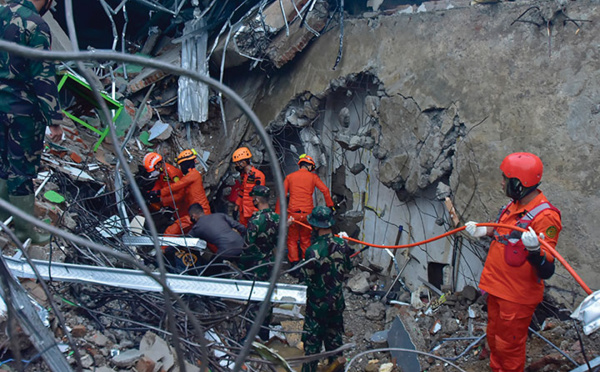 Au moins 42 morts dans un séisme en Indonésie