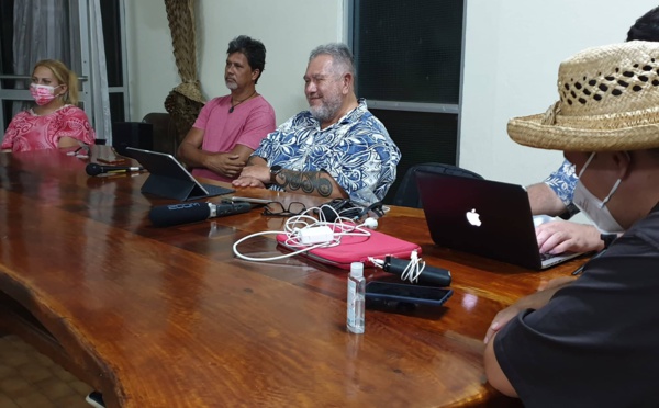 Le député Brotherson parle économie en tournée à Moorea