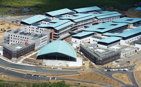 Début de la vaccination en N-Calédonie, rare territoire indemne de Covid-19