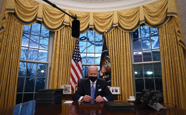 Biden, aux commandes de l'Amérique, s'attelle à la lutte contre la pandémie