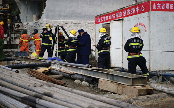 Chine: intenses efforts de forage pour dégager les mineurs coincés