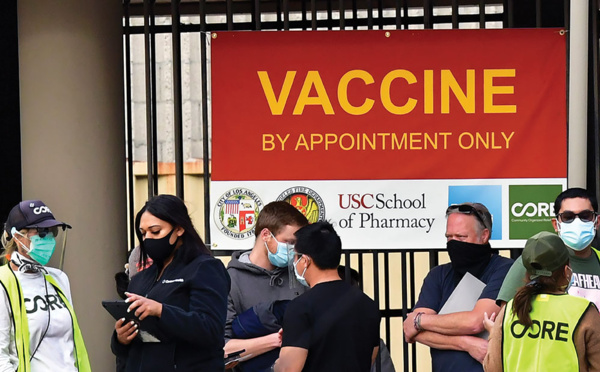 A Los Angeles, des jeunes partent à la "chasse aux vaccins" devant les hôpitaux