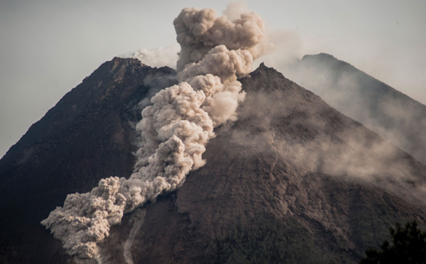 Indonésie: le volcan Merapi entre en éruption