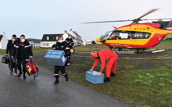 Covid-19: sur une île bretonne, le vaccin livré "à domicile" par hélicoptère