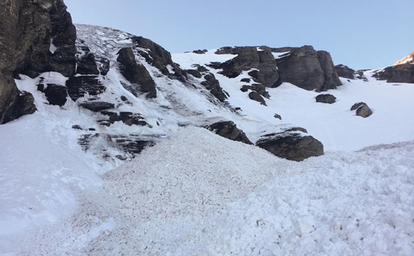 Miracle dans les Alpes: enseveli 2H40 sous la neige, un randonneur sauvé