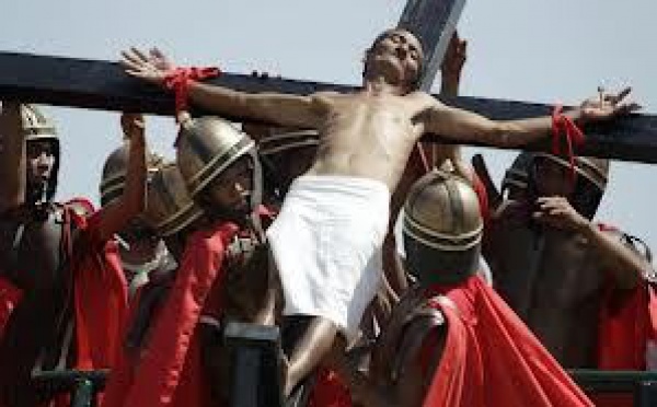 Vendredi saint: traditionnelles scènes de crucifiement aux Philippines