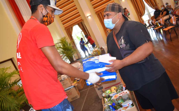 50 paniers garnis distribués à 34 familles de Pirae