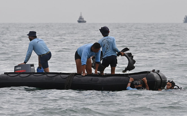 Accident de Boeing en Indonésie: une "anomalie" sur les automanettes, selon les enquêteurs