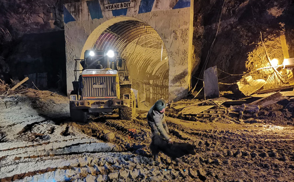 Inde: un forage pour tenter de sauver une trentaine d'hommes piégés dans un tunnel