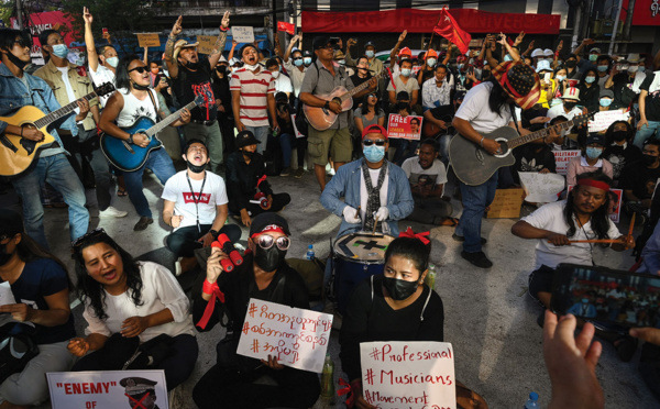 Birmanie: les manifestants anti-coup d'Etat de nouveau dans la rue, centaines d'arrestations