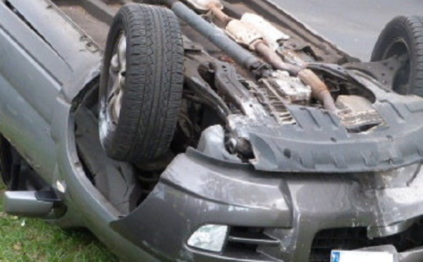 4 roues en l'air au milieu du rond point de Tipaerui
