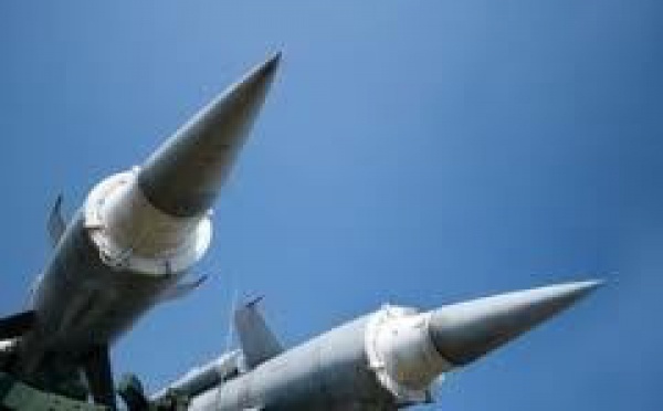 La Corée du Nord met en garde les ambassades, installe deux missiles sur sa côte est