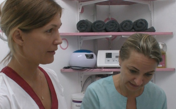 Deux femmes russes épanouies à Raiatea