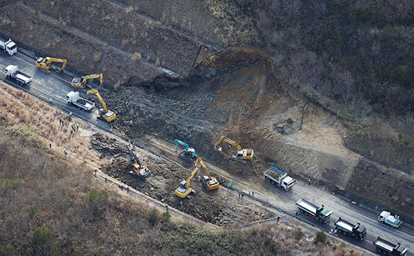 Japon: plus d'une centaine de blessés dans un puissant séisme au large de Fukushima