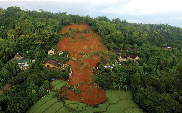 Indonésie: 9 morts et 10 disparus dans un glissement de terrain