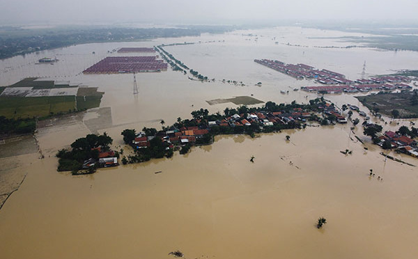 Des inondations dans la capitale indonésienne Jakarta font cinq morts