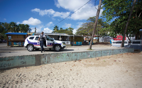 Covid-19 : la Guadeloupe se prépare à affronter une 3e vague, ferme ses centres commerciaux