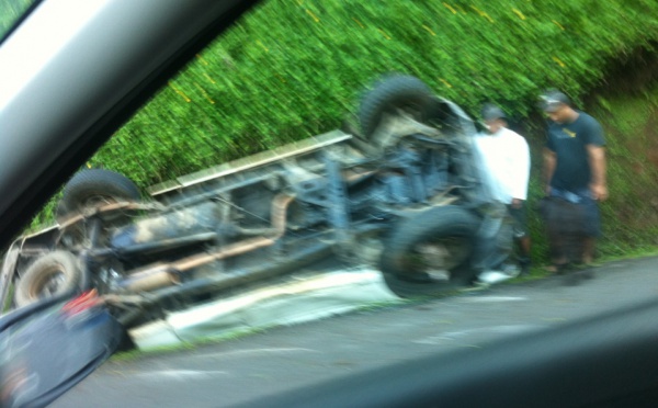 Mahinarama: Une voiture sur le toit, le conducteur s'en sort sain et sauf