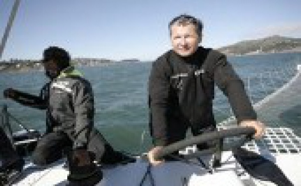 Alain Thébault et son Hydroptère se lancent à l'assaut du Pacifique