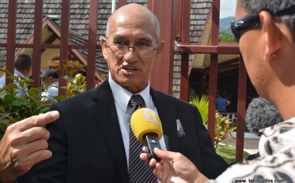 Le roi des Pakumotu  avec une délégation officielle  «en visite» à Tarahoi