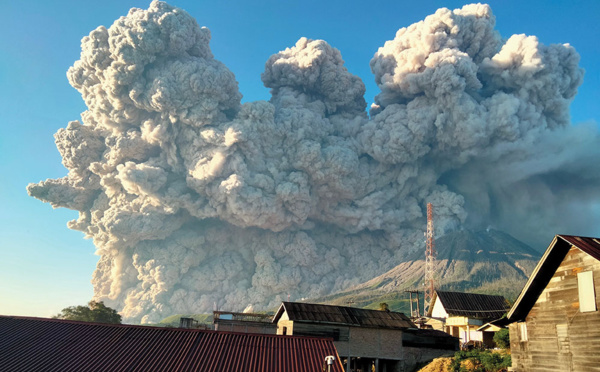 Indonésie: le volcan Sinabung crache une spectaculaire colonne de cendres