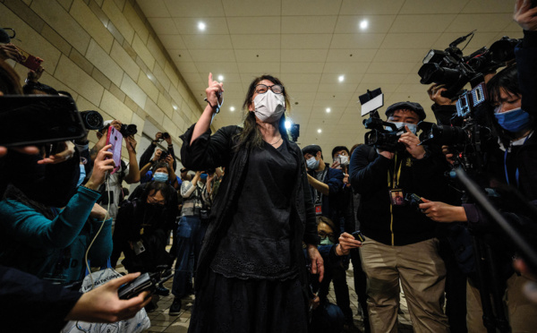 Hong Kong : la justice emprisonne 47 militants pour la démocratie