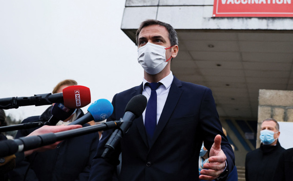 Covid-19: la France veut garder le rythme de la vaccination, la région parisienne inquiète