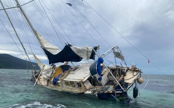 Le Pays s’occupe du voilier poubelle de Toahotu