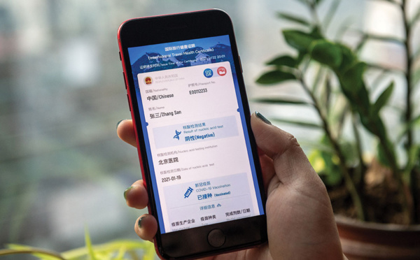 Virus: la Chine lance un "passeport santé", polémique sur le vaccin russe en Europe